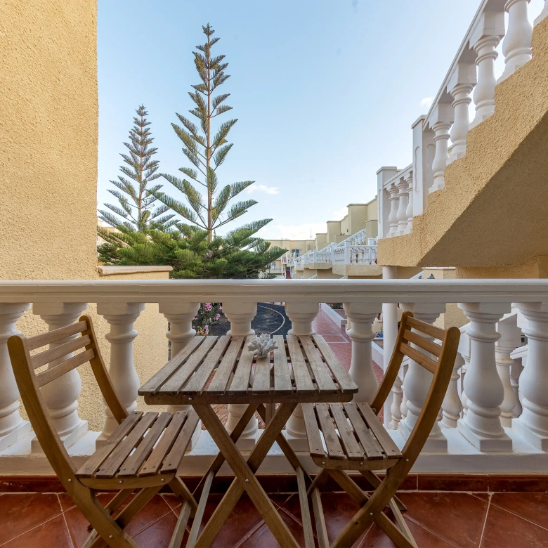 El balcón de acceso al alojamiento